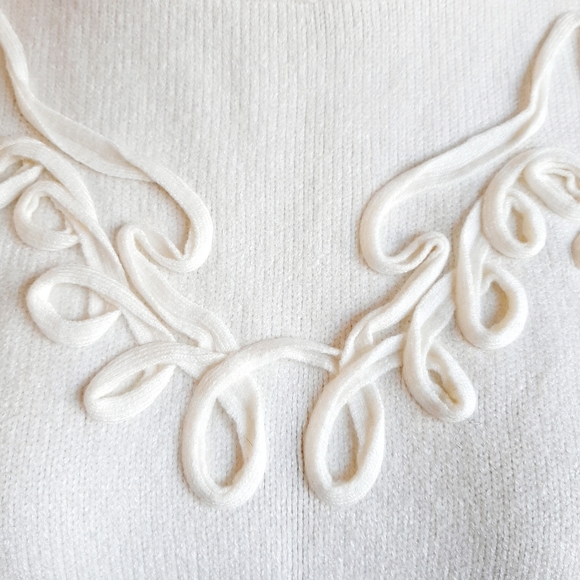 🅱️🅾️G🅾️ Cream long sleeve ribbon embroid sweater - Picture 4 of 4